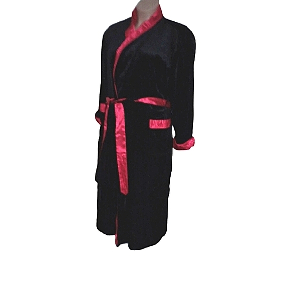 Black and red velvet robe - Picture 2 of 8